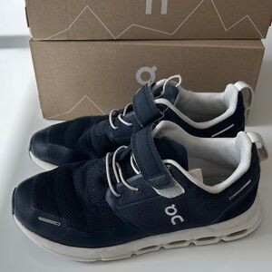On Running Cloud Play Midnight White Size 3 Kids